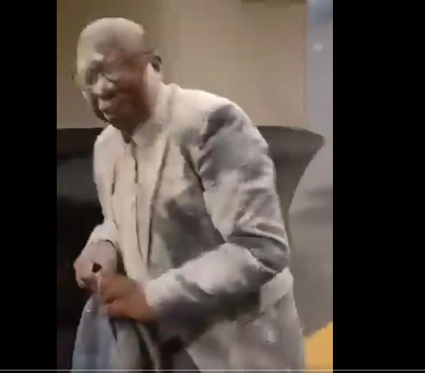 Belgique: un Ministre Camerounais enfariné par des citoyens en colére (vidéo)